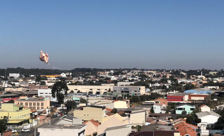 Polícia Militar apreende balão que caiu no bairro Boqueirão, em Curitiba, na manhã deste domingo