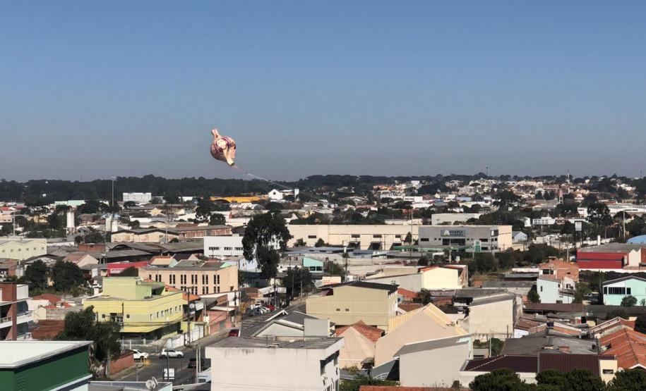 Polícia Militar apreende balão que caiu no bairro Boqueirão, em Curitiba, na manhã deste domingo