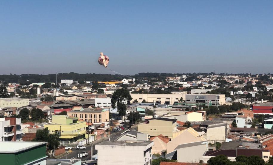 Polícia Militar apreende balão que caiu no bairro Boqueirão, em Curitiba, na manhã deste domingo