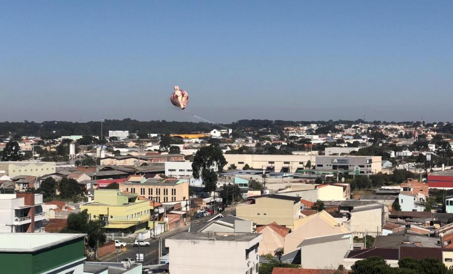 Polícia Militar apreende balão que caiu no bairro Boqueirão, em Curitiba, na manhã deste domingo