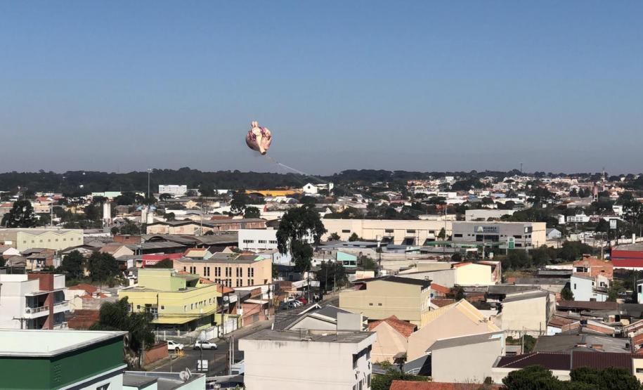 Polícia Militar apreende balão que caiu no bairro Boqueirão, em Curitiba, na manhã deste domingo