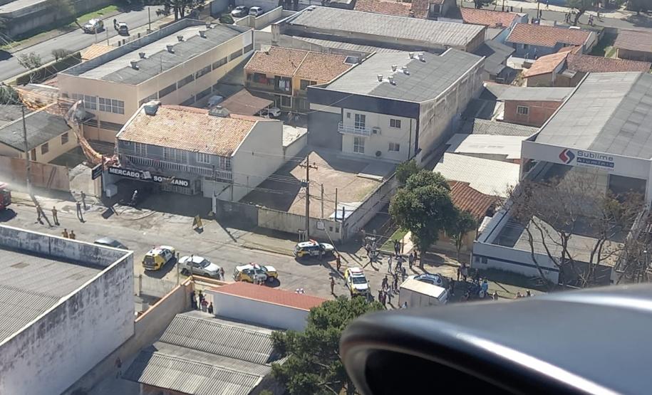 Polícia Militar apreende balão que caiu no bairro Boqueirão, em Curitiba, na manhã deste domingo