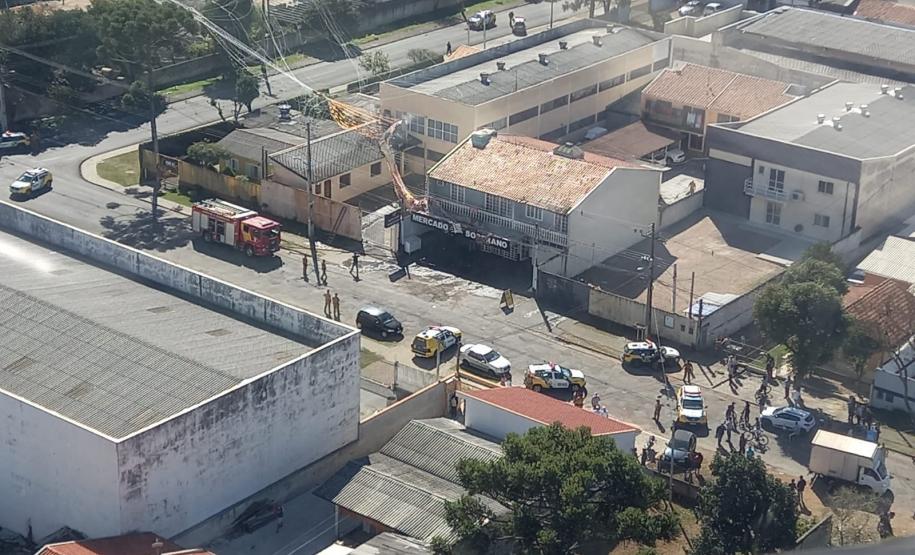Polícia Militar apreende balão que caiu no bairro Boqueirão, em Curitiba, na manhã deste domingo