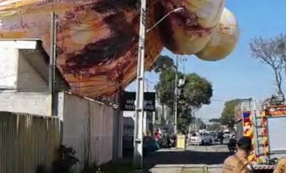 Polícia Militar apreende balão que caiu no bairro Boqueirão, em Curitiba, na manhã deste domingo