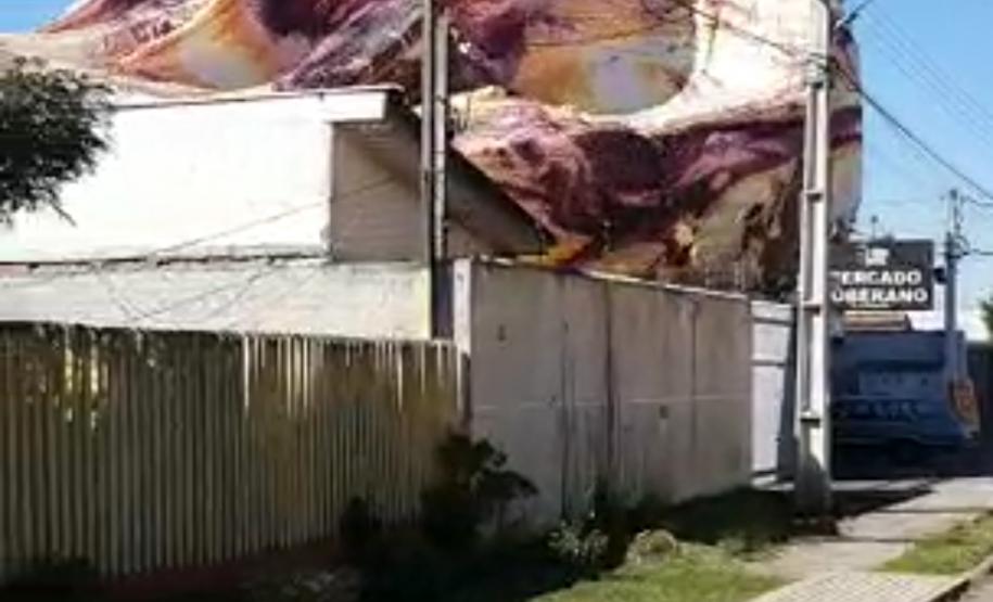 Polícia Militar apreende balão que caiu no bairro Boqueirão, em Curitiba, na manhã deste domingo