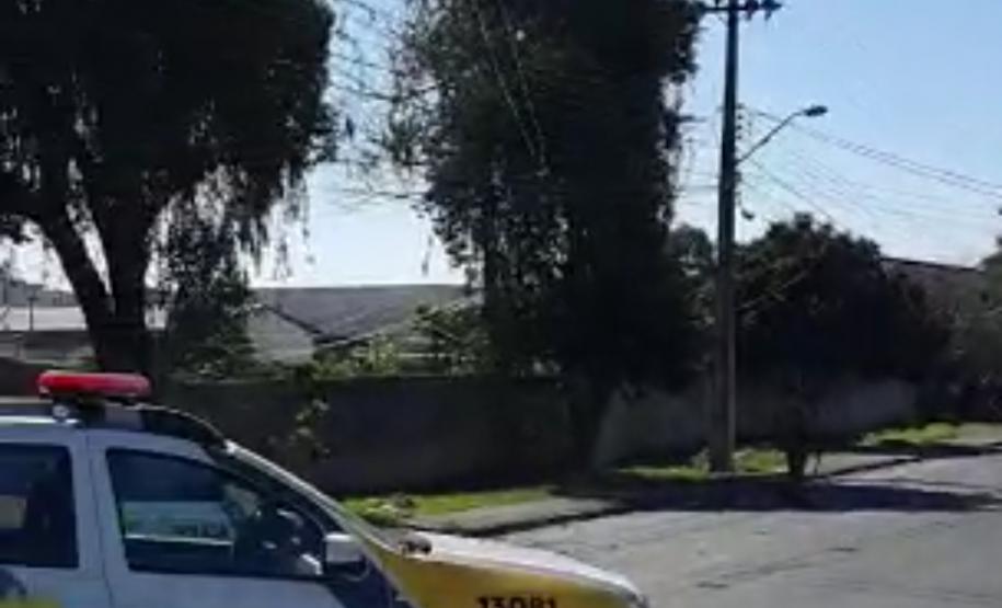 Polícia Militar apreende balão que caiu no bairro Boqueirão, em Curitiba, na manhã deste domingo