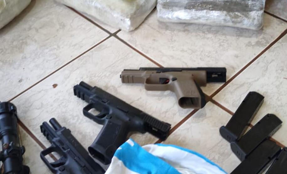 Em Realeza (PR), policiais militares atuantes na fronteira apreendem mais de 60 quilos de maconha e recolhem sete armas de fogo ilegais, em ônibus de viagem