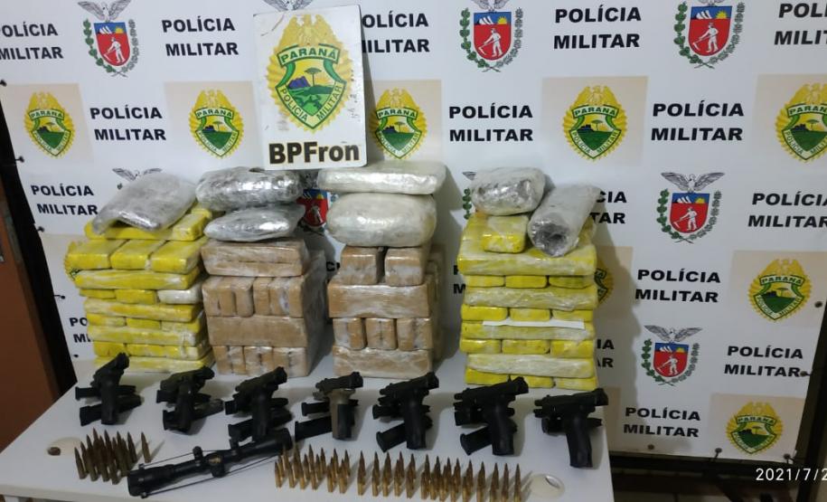 Em Realeza (PR), policiais militares atuantes na fronteira apreendem mais de 60 quilos de maconha e recolhem sete armas de fogo ilegais, em ônibus de viagem
