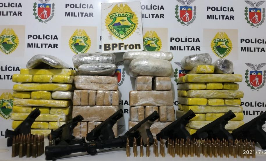 Em Realeza (PR), policiais militares atuantes na fronteira apreendem mais de 60 quilos de maconha e recolhem sete armas de fogo ilegais, em ônibus de viagem
