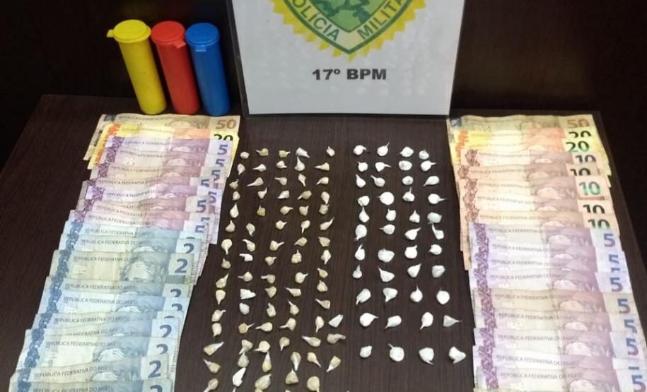 Na RMC, PM prende dois homens e apreende uma arma de fogo e mais de 120 porções de drogas