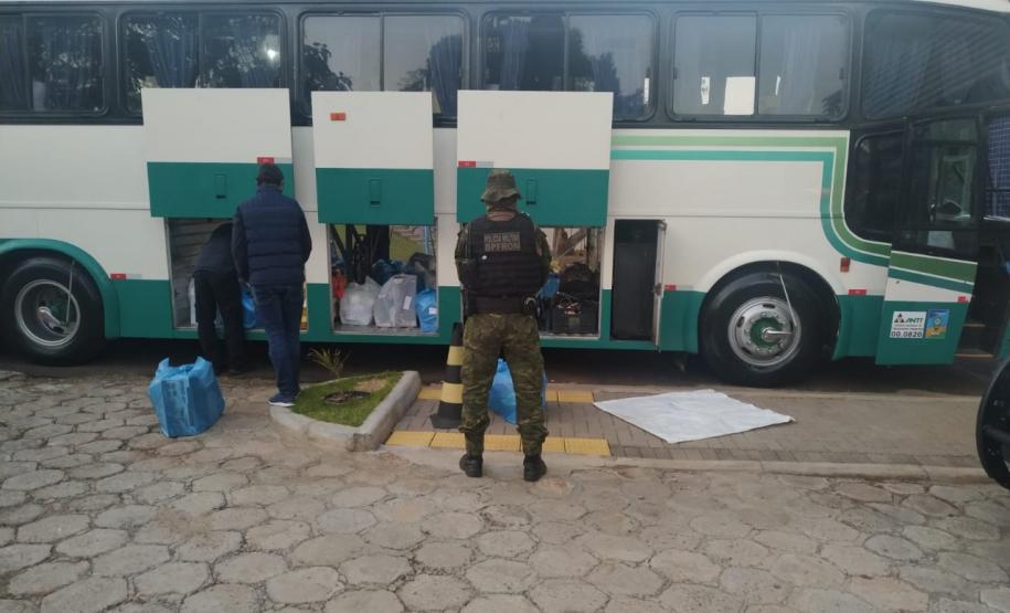 BPFron apreende 20 quilos de maconha e ônibus carregado com produtos contrabandeados no Oeste do estado