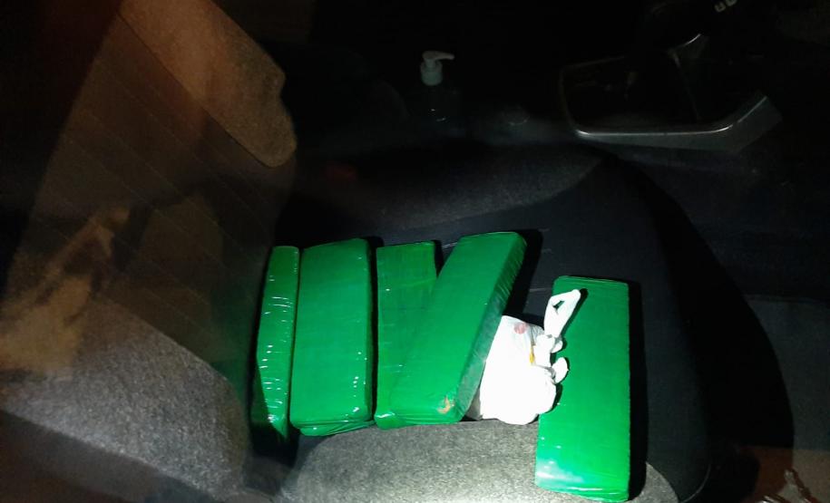 PM cumpre 13 mandados judiciais no bairro Prado Velho e apreende adolescentes envolvidos com o tráfico, em Curitiba