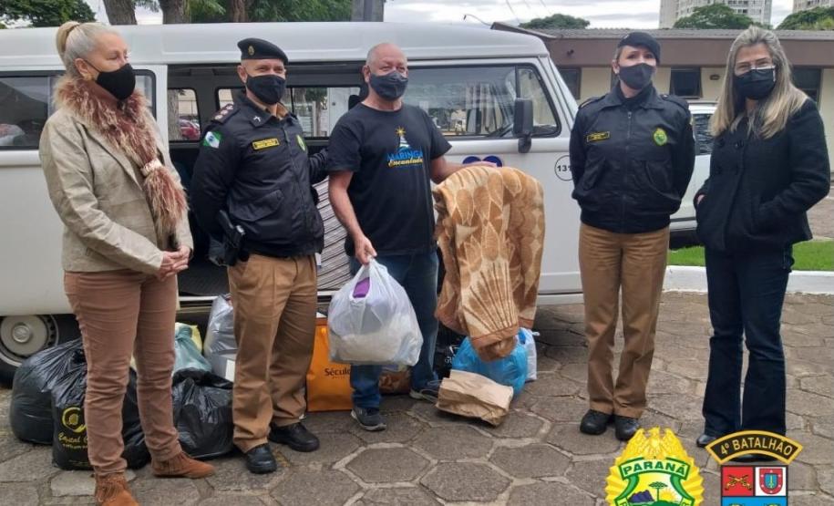 Batalhão da PM de Maringá (PR) doa agasalhos ao PROVOPAR