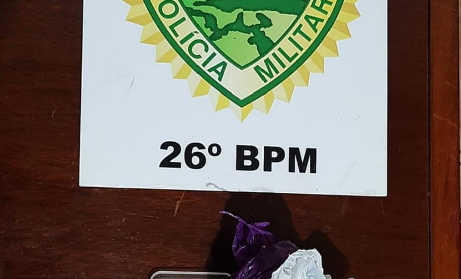Arma de fogo e drogas são apreendidos em cidades dos Campos Gerais