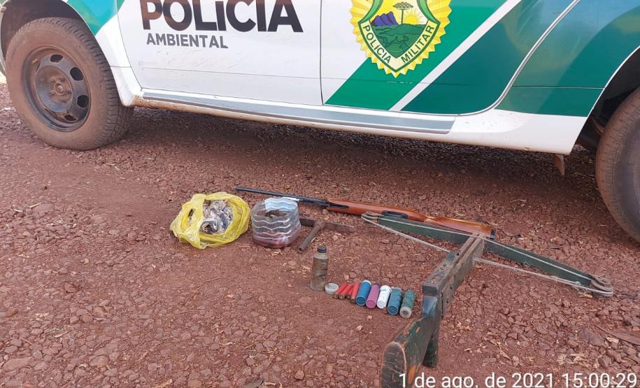 Denúncia auxilia Batalhão Ambiental a apreender arma de fogo, munições e carne de capivara em São Pedro do Ivaí (PR); um foi preso