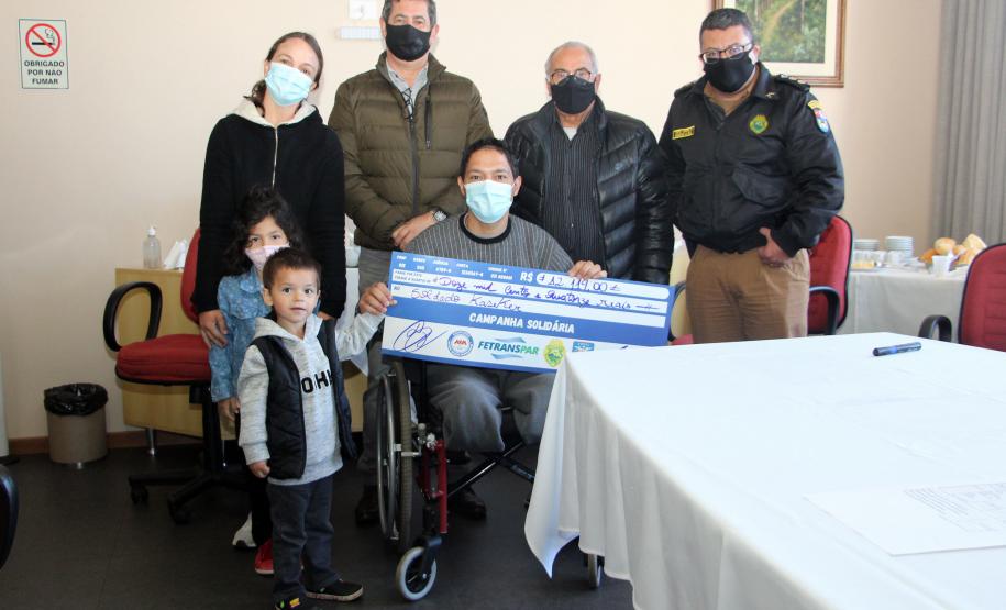 Soldado Kaseker da PMPR recebe valor arrecadado com campanha solidária promovida por associações da classe policial militar