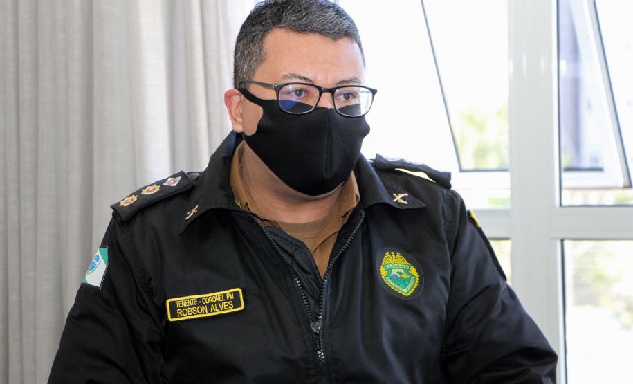 Soldado Kaseker da PMPR recebe valor arrecadado com campanha solidária promovida por associações da classe policial militar