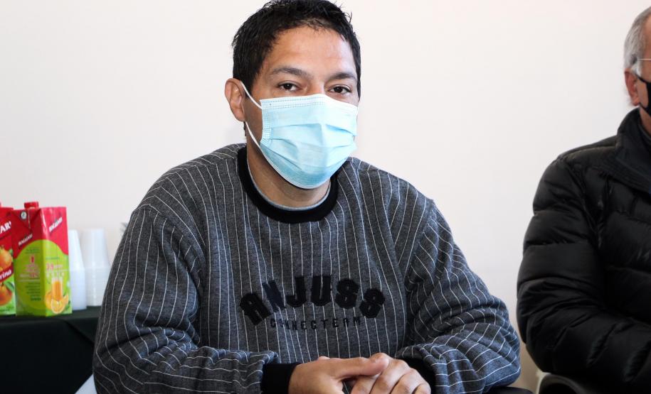 Soldado Kaseker da PMPR recebe valor arrecadado com campanha solidária promovida por associações da classe policial militar