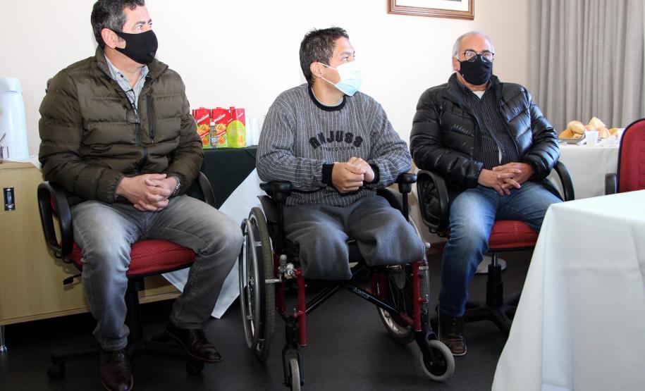 Soldado Kaseker da PMPR recebe valor arrecadado com campanha solidária promovida por associações da classe policial militar