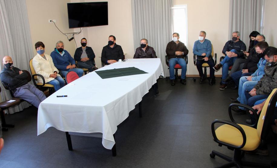 Soldado Kaseker da PMPR recebe valor arrecadado com campanha solidária promovida por associações da classe policial militar