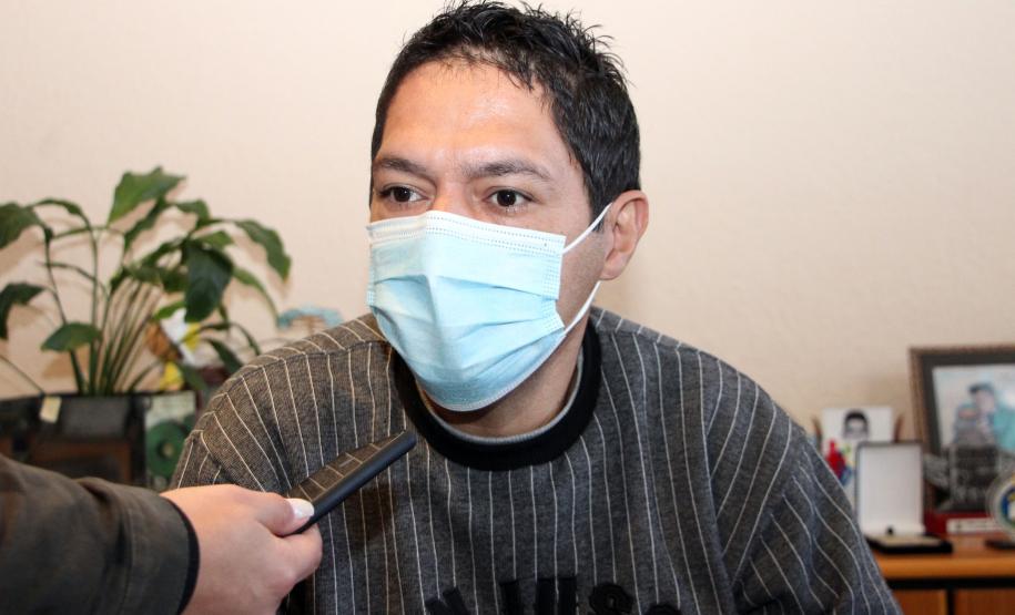 Soldado Kaseker da PMPR recebe valor arrecadado com campanha solidária promovida por associações da classe policial militar