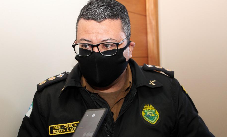 Soldado Kaseker da PMPR recebe valor arrecadado com campanha solidária promovida por associações da classe policial militar