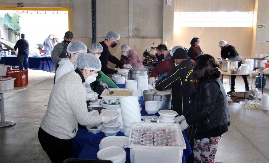 Soldado Kaseker da PMPR recebe valor arrecadado com campanha solidária promovida por associações da classe policial militar