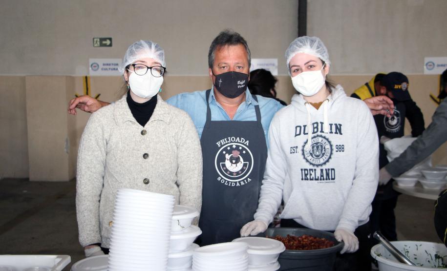 Soldado Kaseker da PMPR recebe valor arrecadado com campanha solidária promovida por associações da classe policial militar