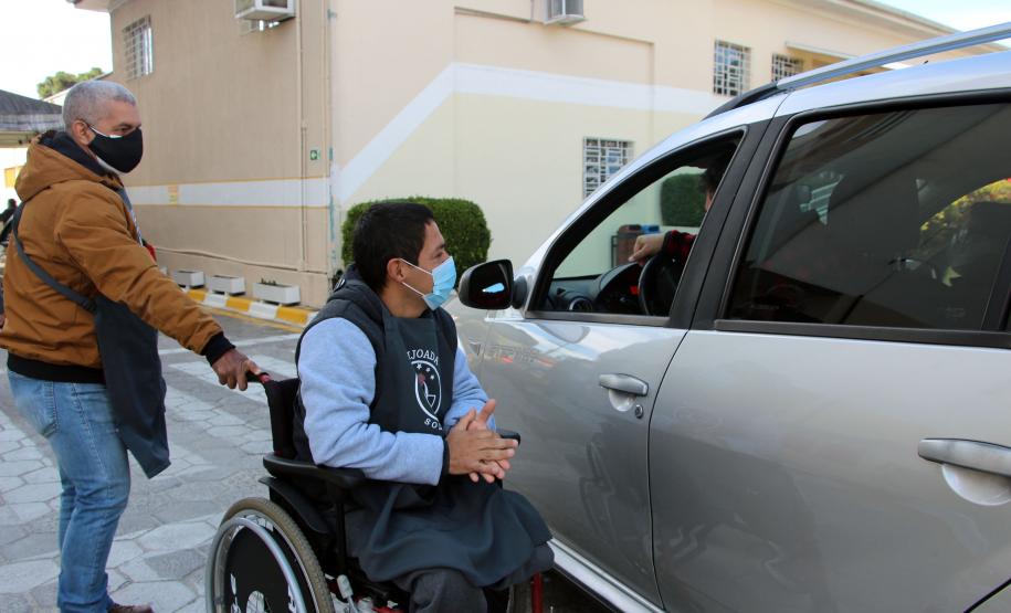 Soldado Kaseker da PMPR recebe valor arrecadado com campanha solidária promovida por associações da classe policial militar