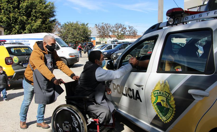 Soldado Kaseker da PMPR recebe valor arrecadado com campanha solidária promovida por associações da classe policial militar
