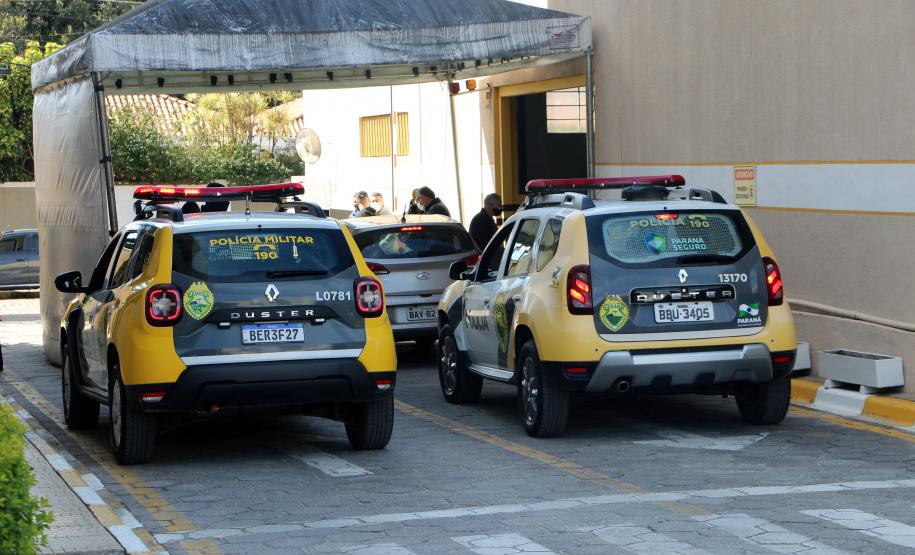 Soldado Kaseker da PMPR recebe valor arrecadado com campanha solidária promovida por associações da classe policial militar