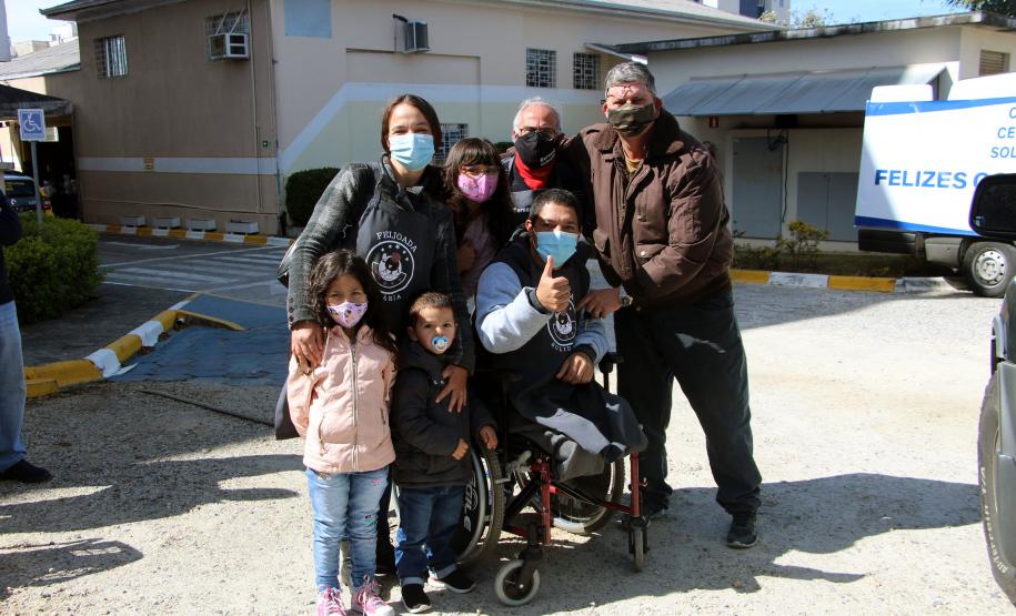 Soldado Kaseker da PMPR recebe valor arrecadado com campanha solidária promovida por associações da classe policial militar