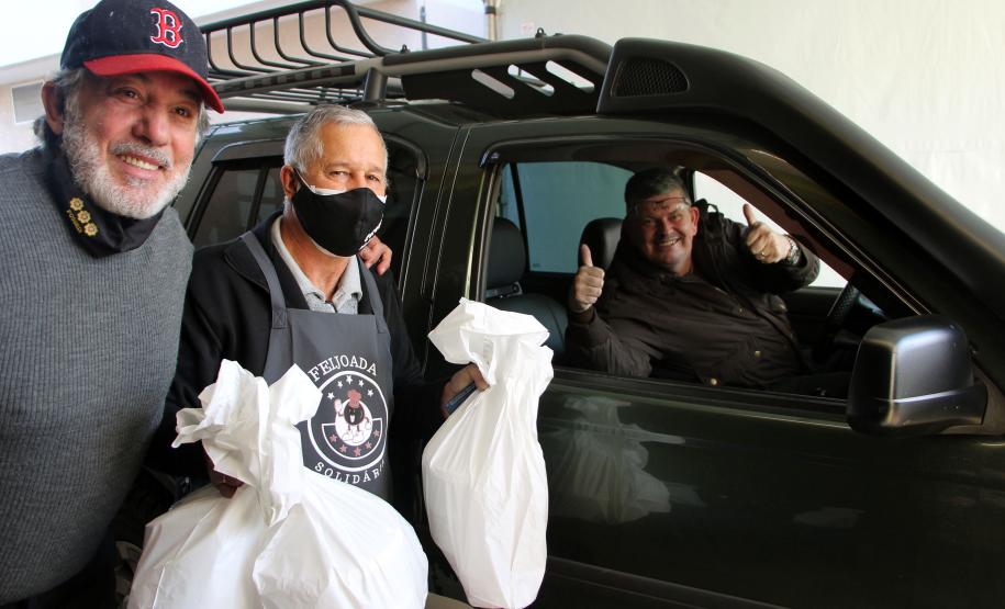 Soldado Kaseker da PMPR recebe valor arrecadado com campanha solidária promovida por associações da classe policial militar