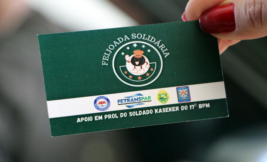 Soldado Kaseker da PMPR recebe valor arrecadado com campanha solidária promovida por associações da classe policial militar