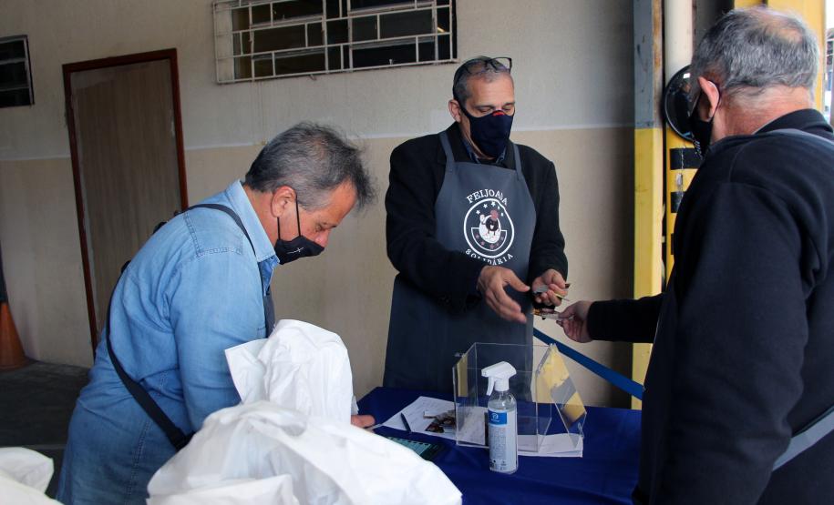 Soldado Kaseker da PMPR recebe valor arrecadado com campanha solidária promovida por associações da classe policial militar