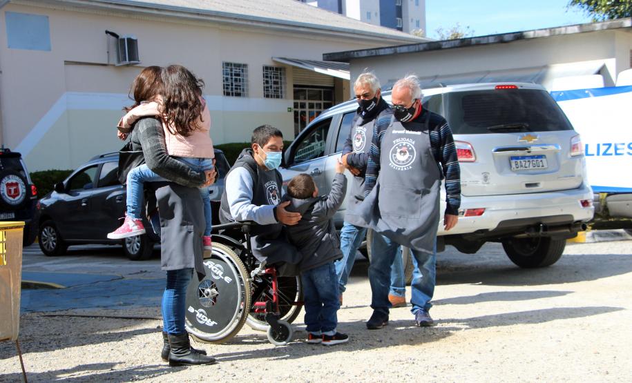 Soldado Kaseker da PMPR recebe valor arrecadado com campanha solidária promovida por associações da classe policial militar