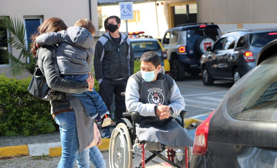 Soldado Kaseker da PMPR recebe valor arrecadado com campanha solidária promovida por associações da classe policial militar