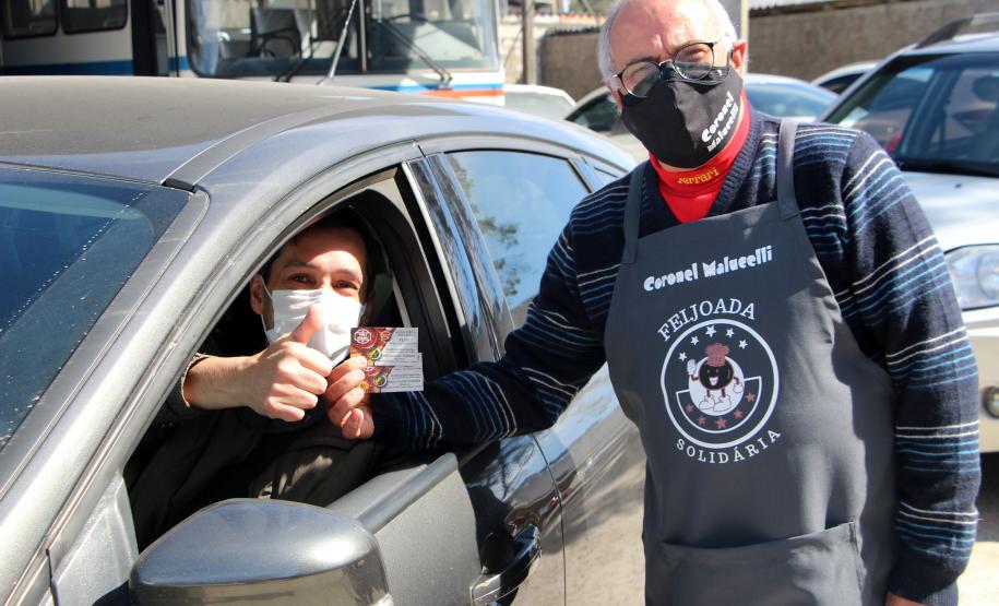 Soldado Kaseker da PMPR recebe valor arrecadado com campanha solidária promovida por associações da classe policial militar