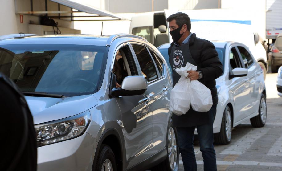 Soldado Kaseker da PMPR recebe valor arrecadado com campanha solidária promovida por associações da classe policial militar