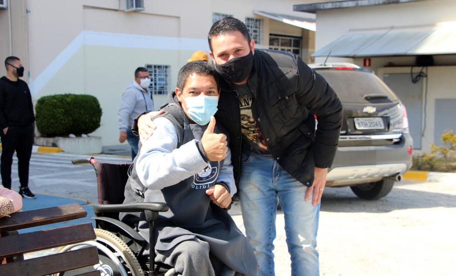 Soldado Kaseker da PMPR recebe valor arrecadado com campanha solidária promovida por associações da classe policial militar