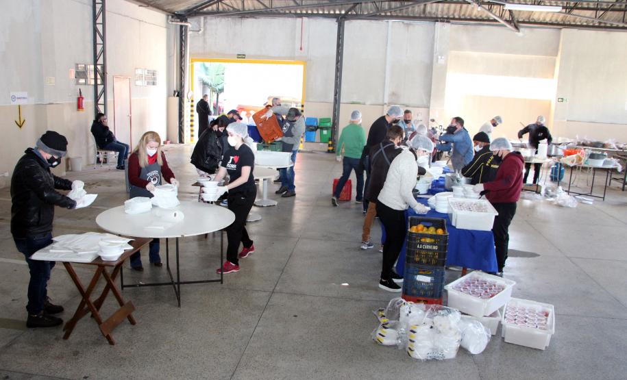 Soldado Kaseker da PMPR recebe valor arrecadado com campanha solidária promovida por associações da classe policial militar