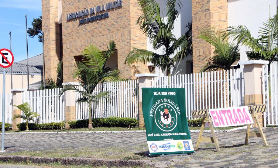 Soldado Kaseker da PMPR recebe valor arrecadado com campanha solidária promovida por associações da classe policial militar