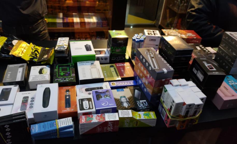 Operação conjunta da AIFU com Receita Federal, Procon e SEJUF mira comércio de cigarros eletrônicos em Curitiba
