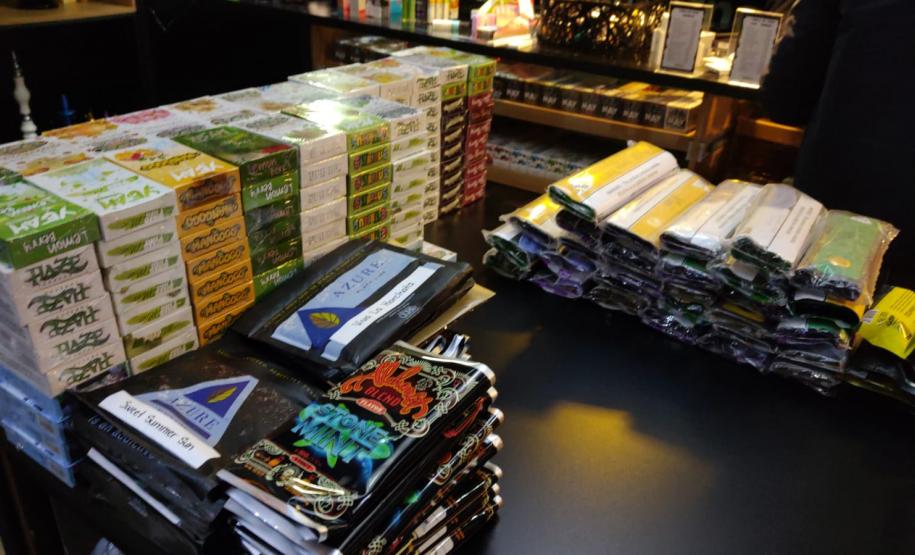 Operação conjunta da AIFU com Receita Federal, Procon e SEJUF mira comércio de cigarros eletrônicos em Curitiba