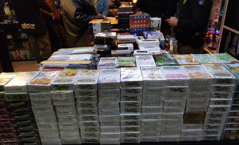 Operação conjunta da AIFU com Receita Federal, Procon e SEJUF mira comércio de cigarros eletrônicos em Curitiba