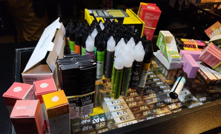 Operação conjunta da AIFU com Receita Federal, Procon e SEJUF mira comércio de cigarros eletrônicos em Curitiba