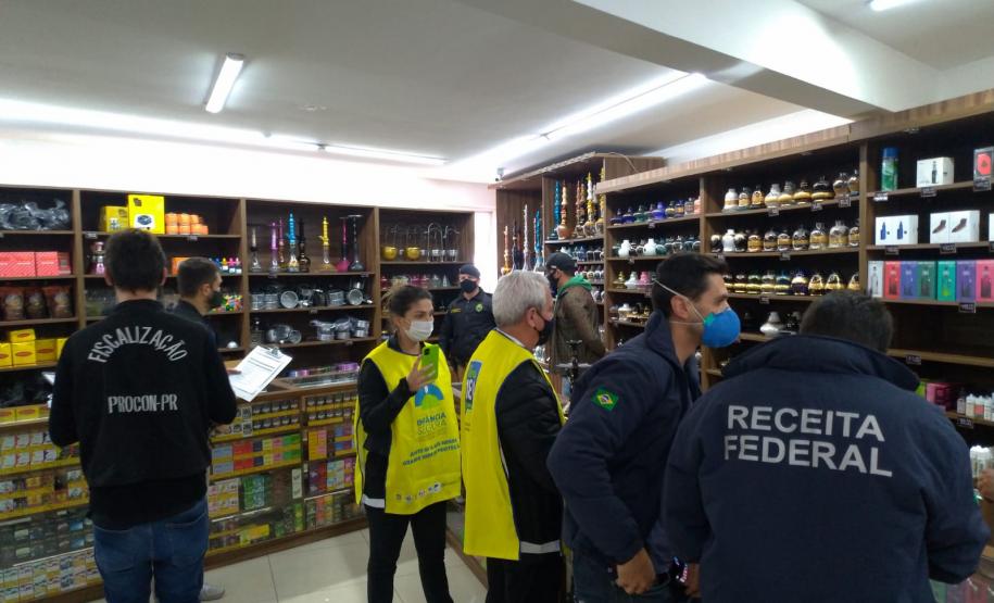 Operação conjunta da AIFU com Receita Federal, Procon e SEJUF mira comércio de cigarros eletrônicos em Curitiba