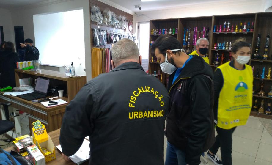 Operação conjunta da AIFU com Receita Federal, Procon e SEJUF mira comércio de cigarros eletrônicos em Curitiba