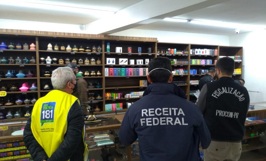 Operação conjunta da AIFU com Receita Federal, Procon e SEJUF mira comércio de cigarros eletrônicos em Curitiba