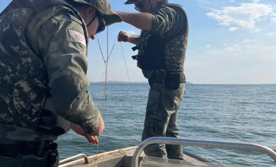 Policiais ambientais apreendem dois mil metros de espinhéis no Lago de Itaipu, no Oeste do estado